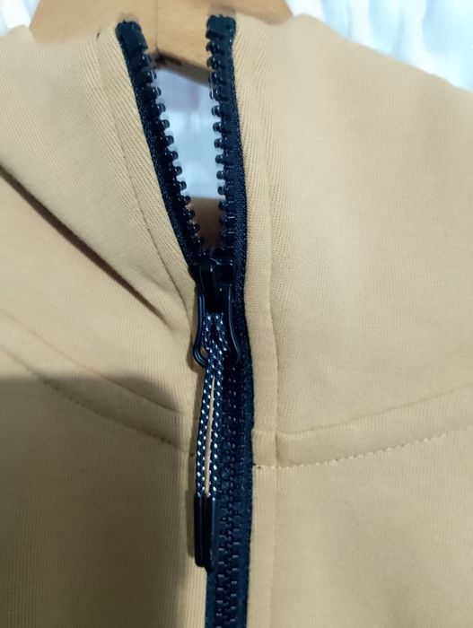 ЧИСТО НОВО горнище на Nike tech fleece бежов