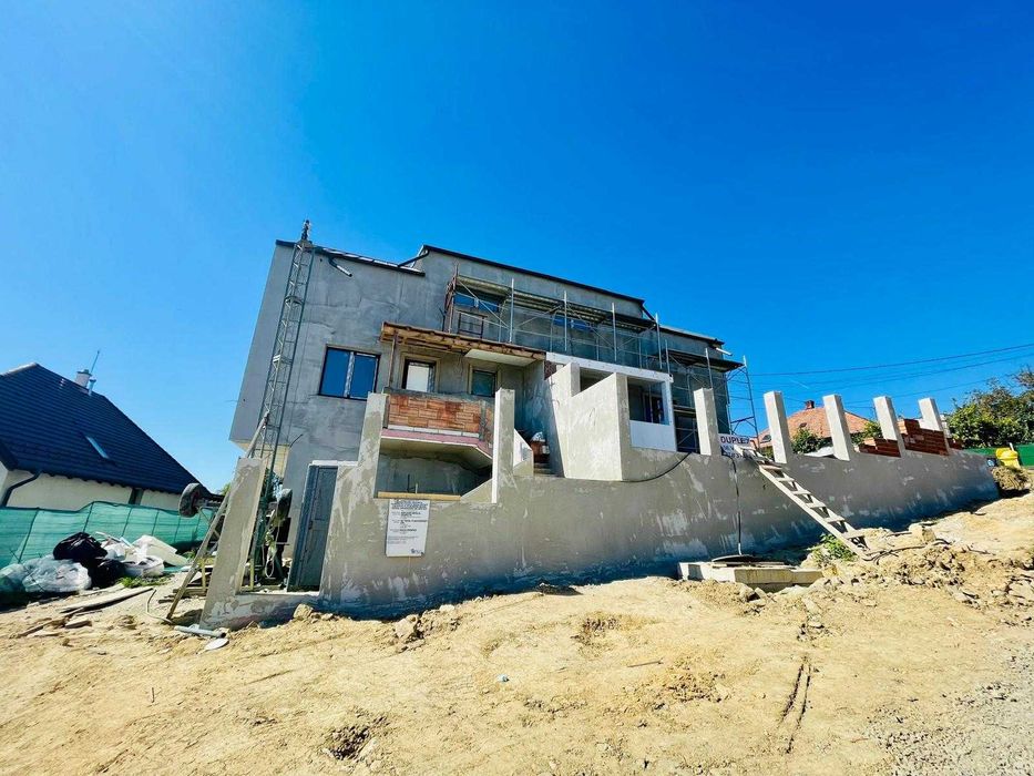 Vanzare casa cuplata cu panorama 156 mpu, 2 garaje zona Dambul Rotund