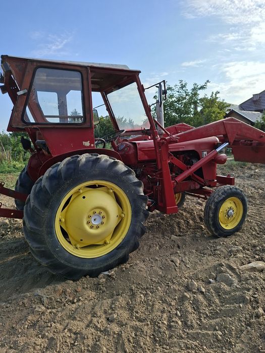 Tractor cu cupa de incarcare