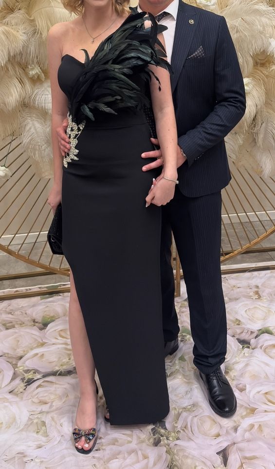 Rochie neagra eleganta cu pene