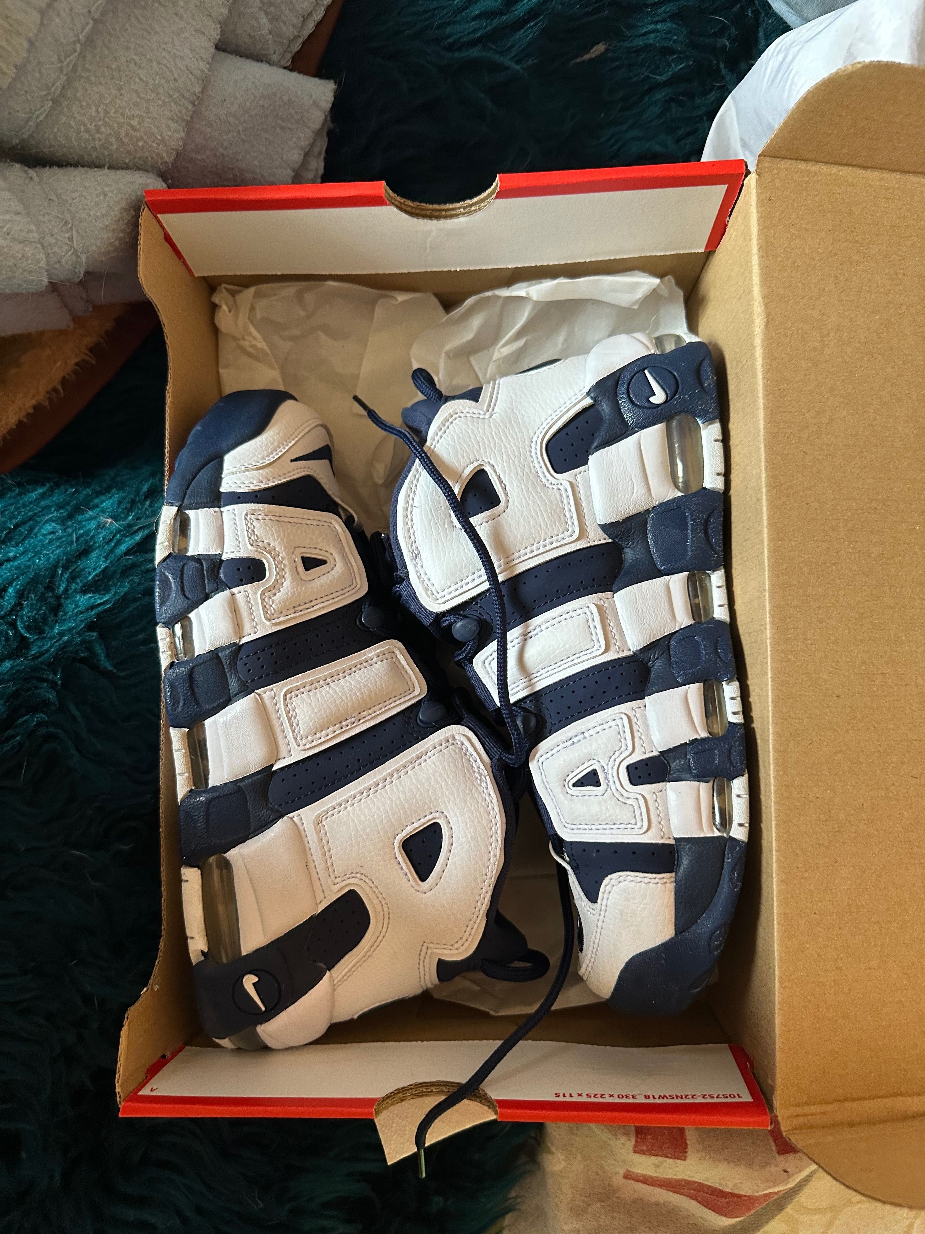 Nike uptempo обувки