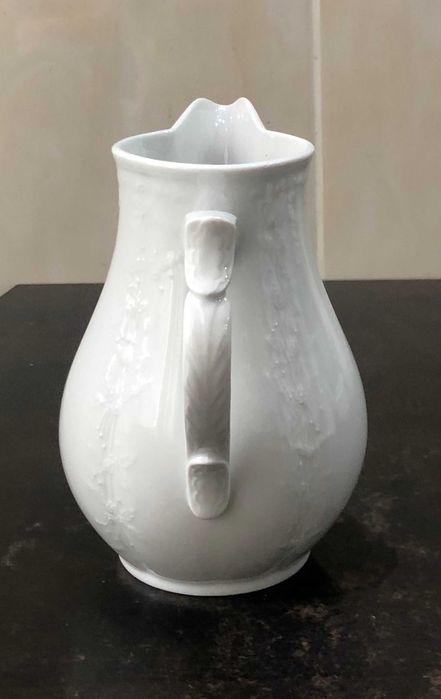 Ulcior din portelan alb model Dubarry , Kaiser Germany, anii `70.