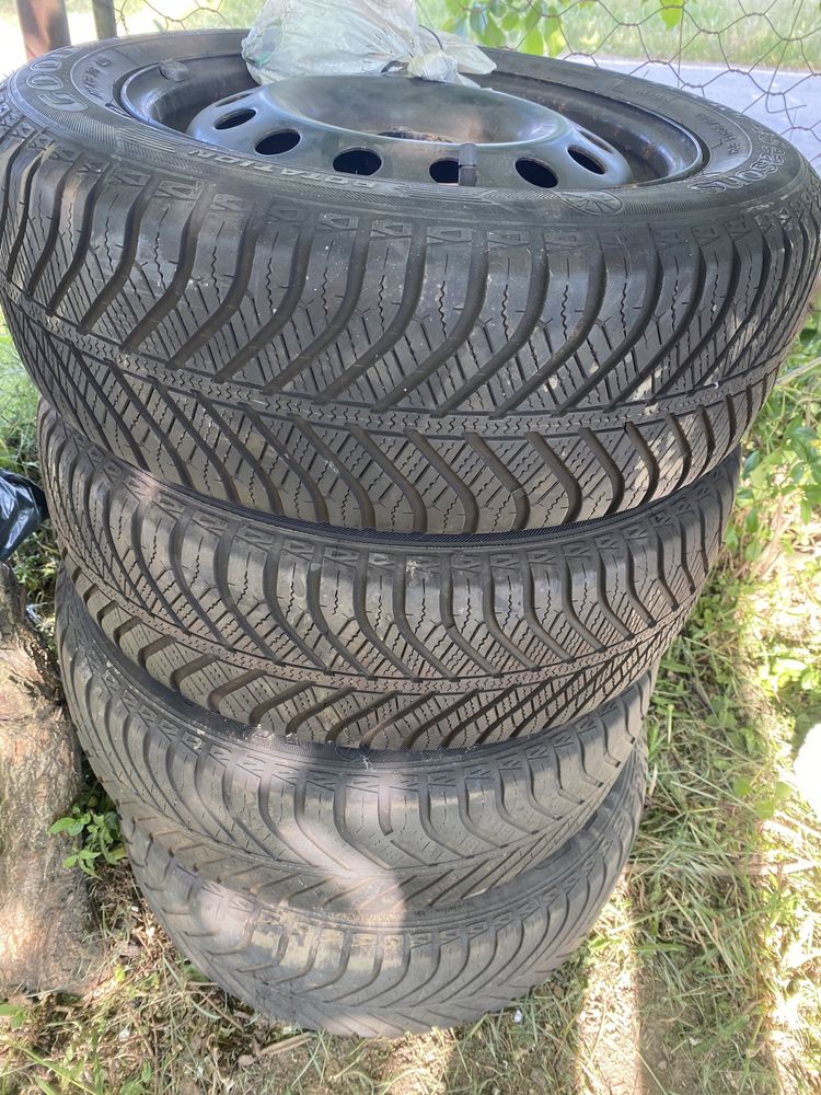 4 roti Ford 195/60R15.