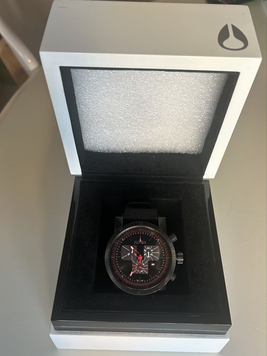 Часовник Nixon Magnacon 2 minutes to midnight