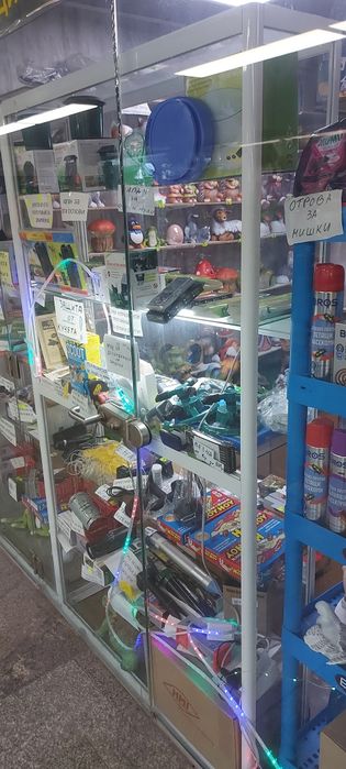 2 бр стелажи , рафтове, витрини от алум. и стъкло, оборудване магазин