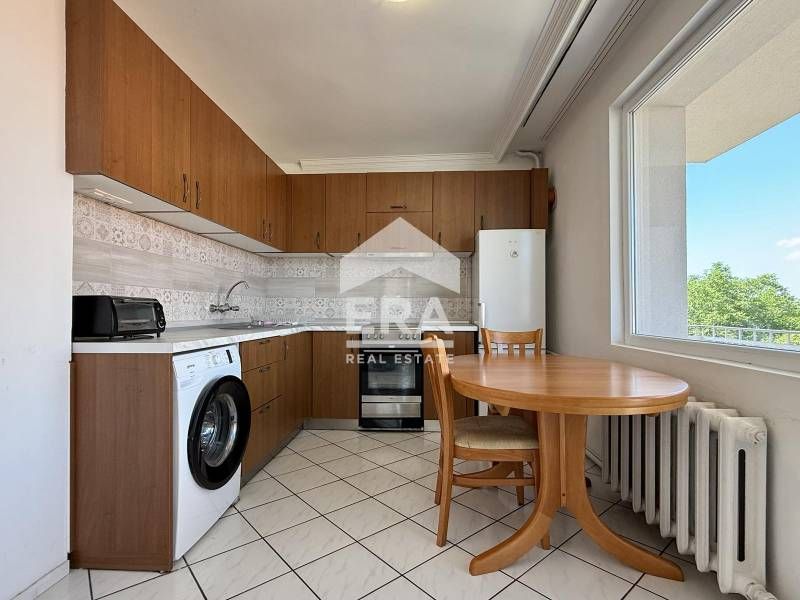 Просторен двустаен апартамент с гледка към града и планина Витоша в кв