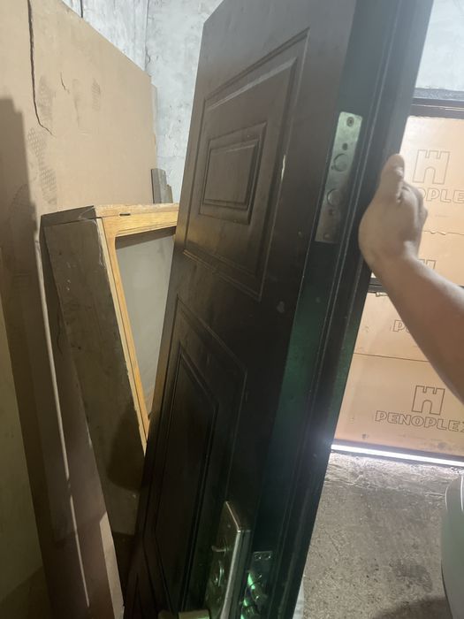 Продаю входные двери стол стулья разные посуды