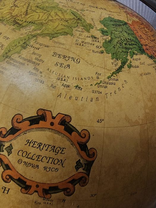 Светещ глобус  с лупа