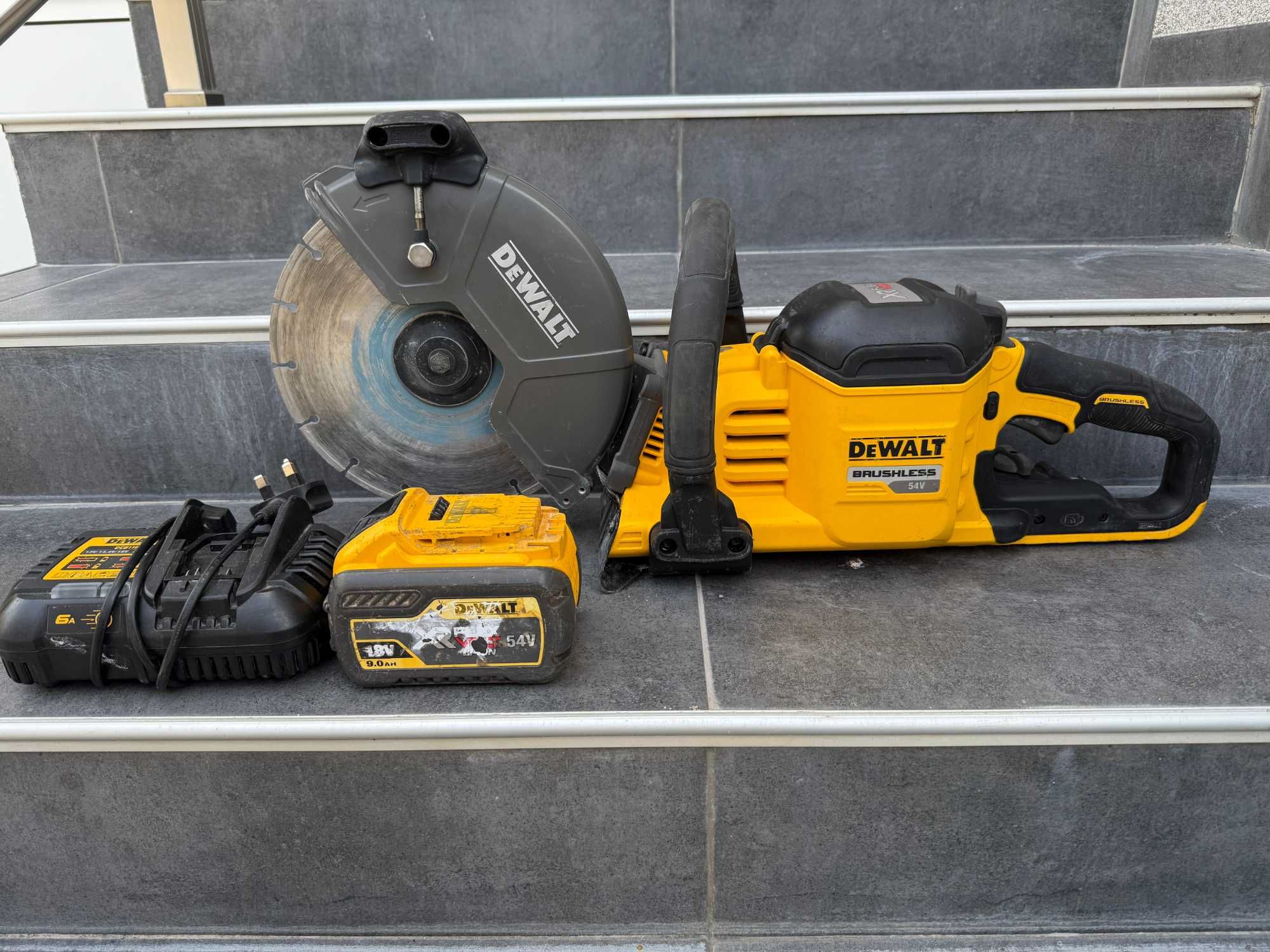 Фугорез Dewalt DCS690