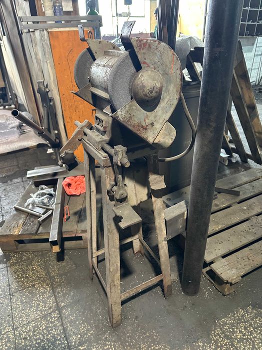 Шмиргел, трифазен, работещ.