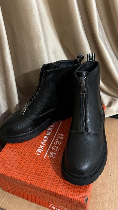 Продается осенние (с начесом) женские ботинки