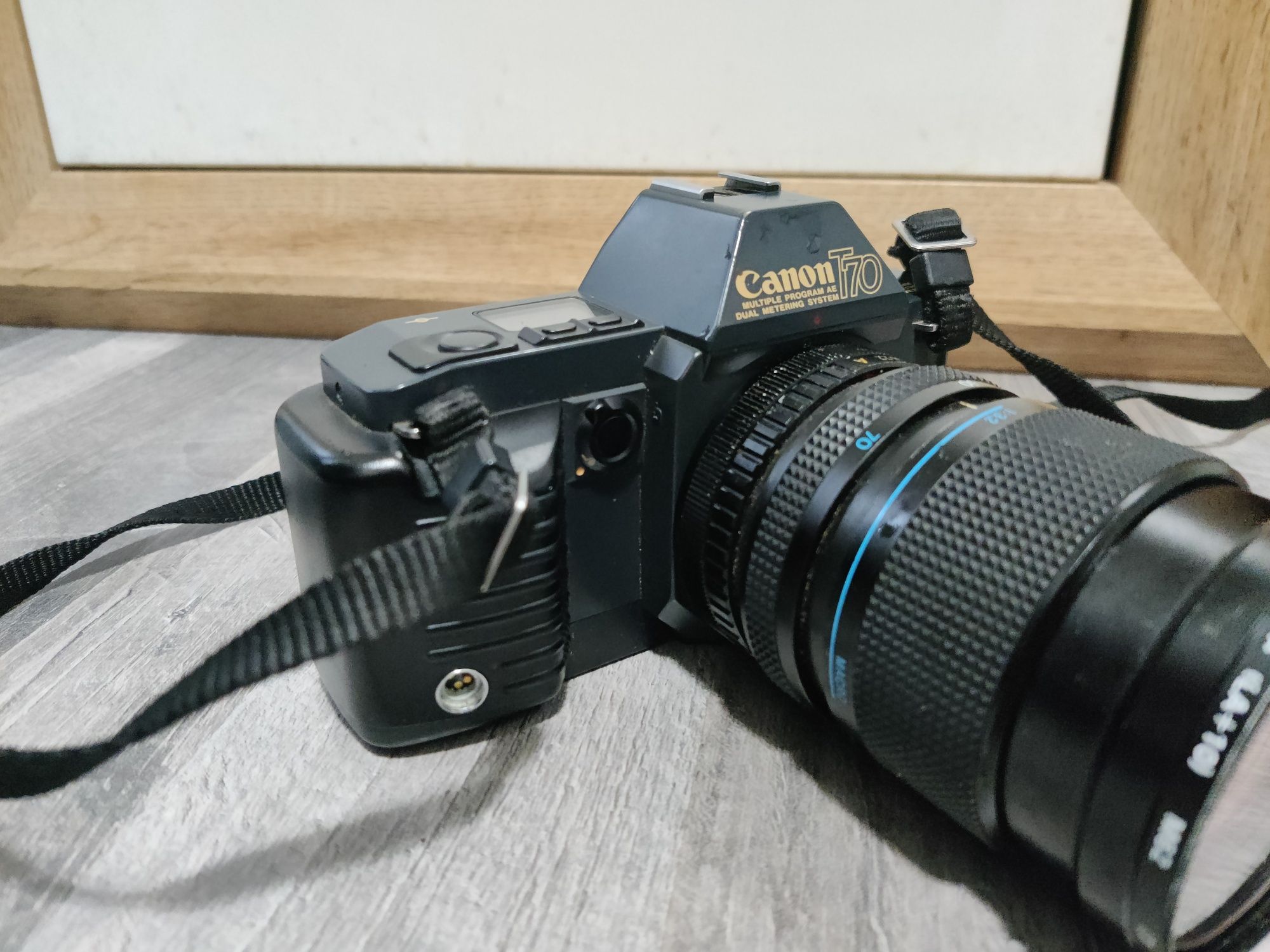 Canon T70 с 2 обектива, светкавица и чанта