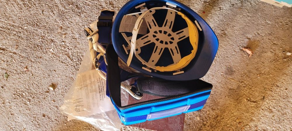 Casca protecție și centura de poziționare constructii