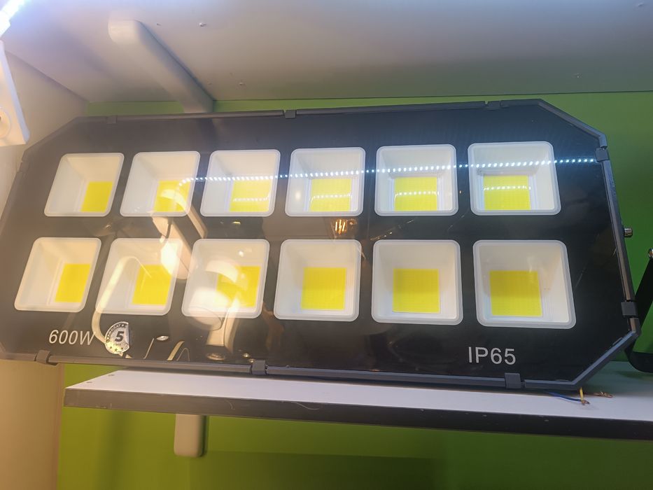 Led projektor turli xillar va turli Vattda ishlay oladiganlari bor