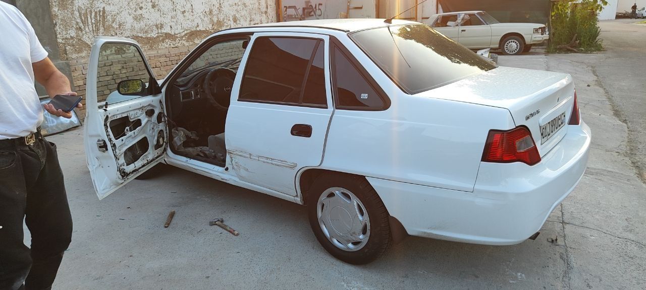 Nexia 2 oldi chap krilo chap old eshigi va chap orqa eshigi bor sotila