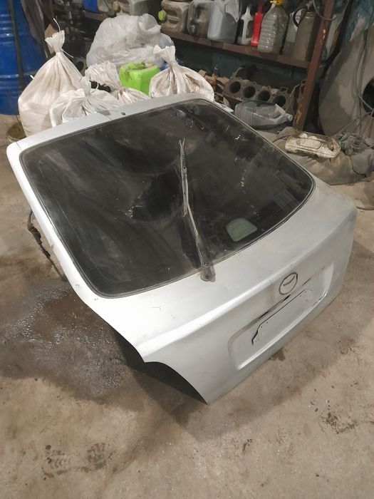 Крышка багажника toyta avensis кузов хэтчбэк.