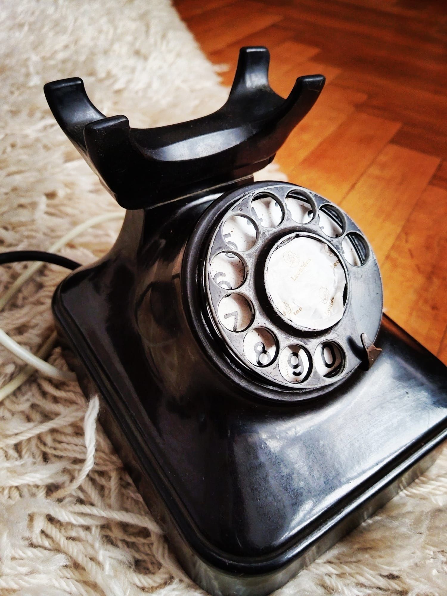 Vechi telefon ebonita,comunism anii 1950 cu disc si ceas masa.