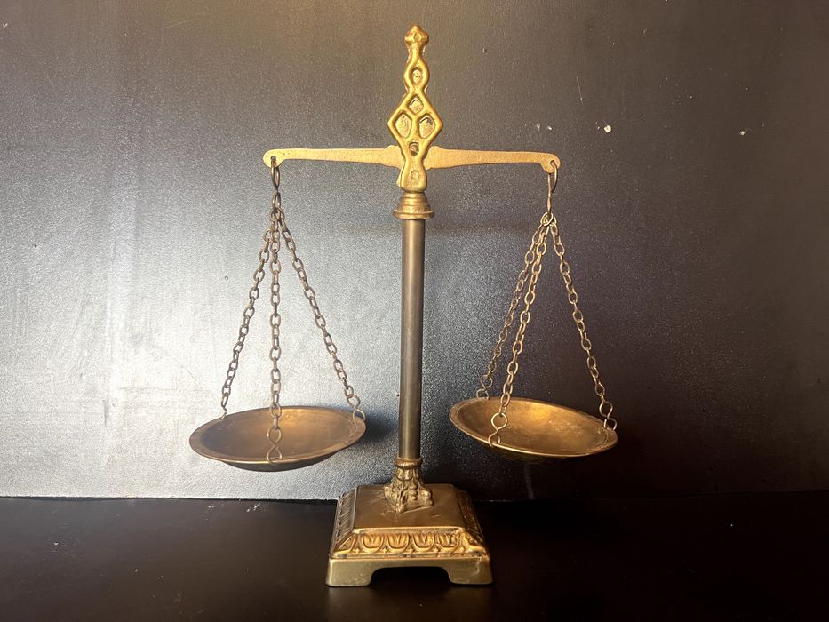 Balanța realizată din alama și decorată cu motive florale