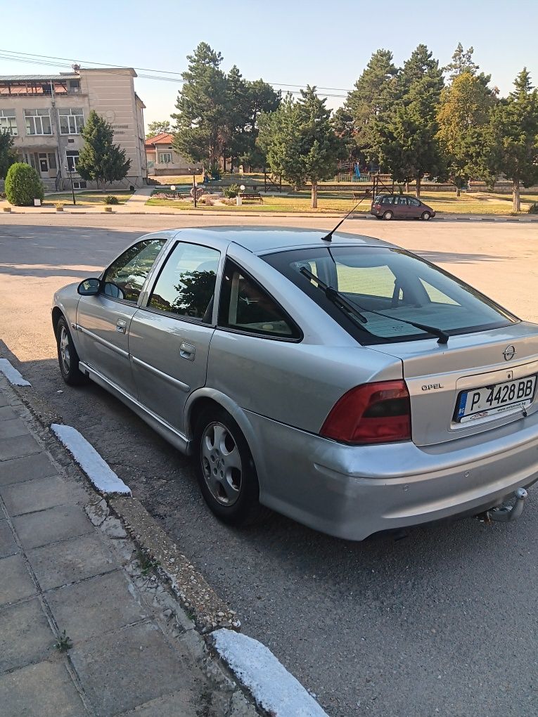Продавам Опел вектра