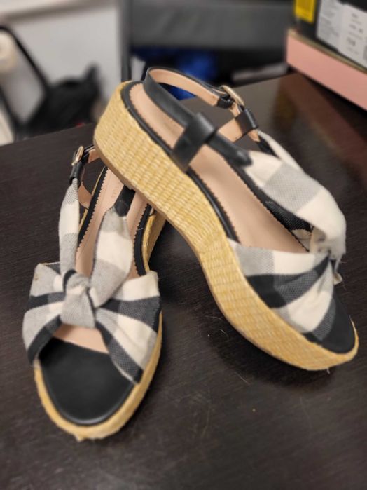 Sandale Kate Spade, stare foarte buna, marime 37. In cutie, 220 de lei