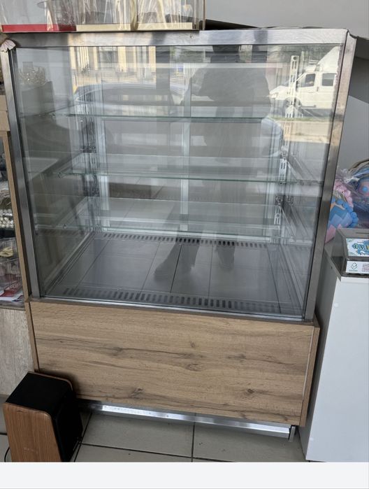 Срочно продам витринный холодильник!