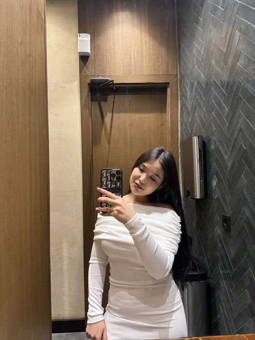 Красивое нежное платье , подчеркнивает фигуру Б/У ! Разрмер 42-44 .