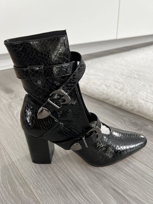 Pantofi Reserved cu decupaje, noi