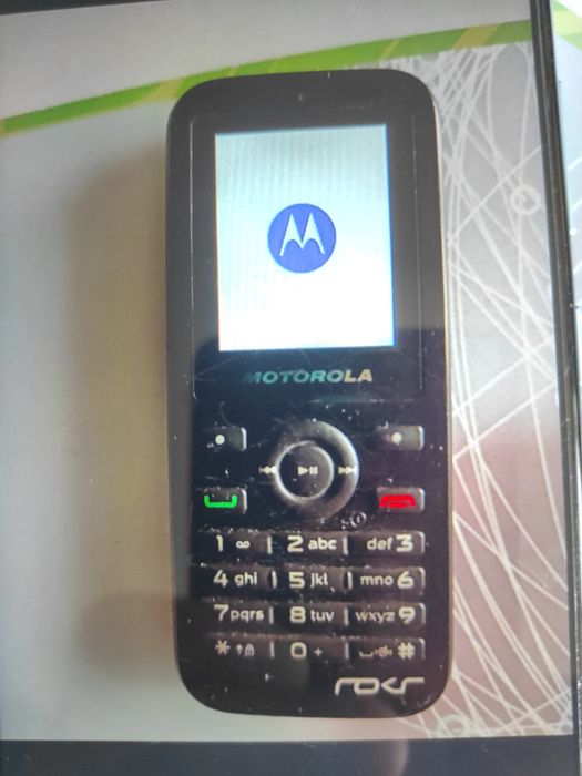Telefon Motorola cu camera, mic, compact, robust, practic