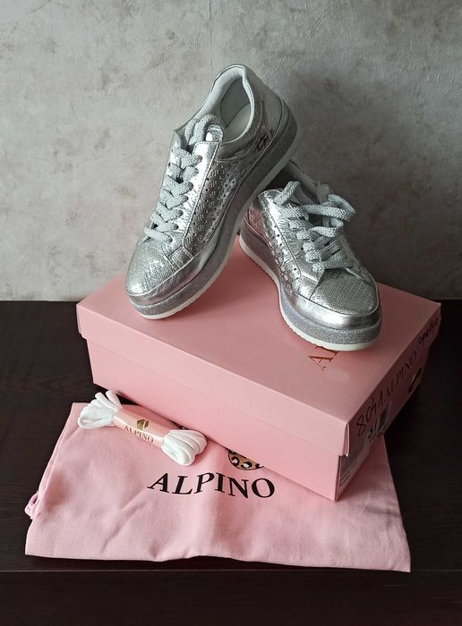 Сребърни маратонки