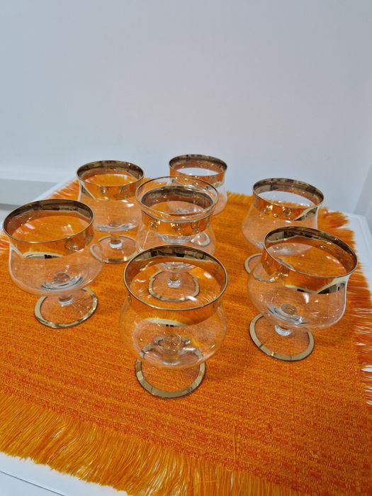 Cupe înghețată cu picior și suport de sos