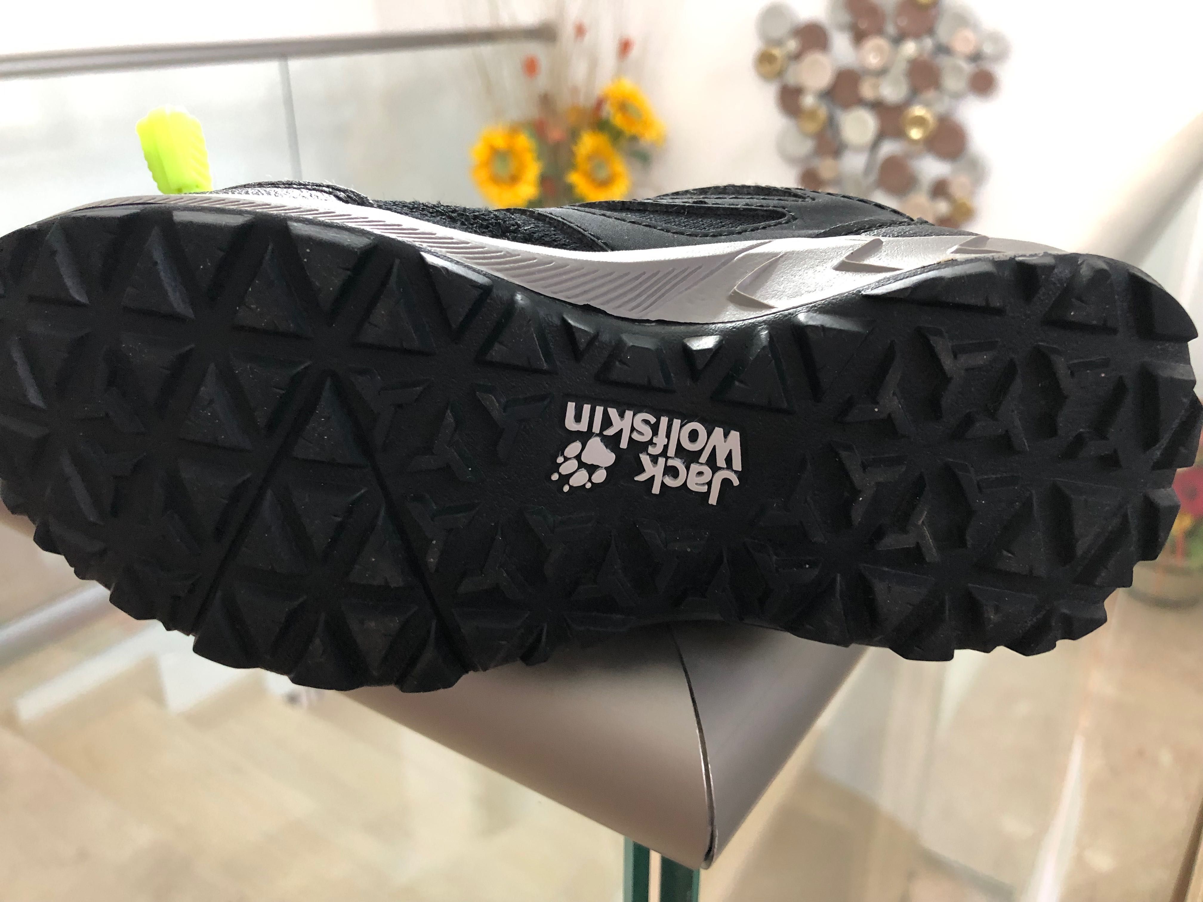 Sandale și adidasi  Jack wolfskin  copii mărime 29  și 28 ca noi