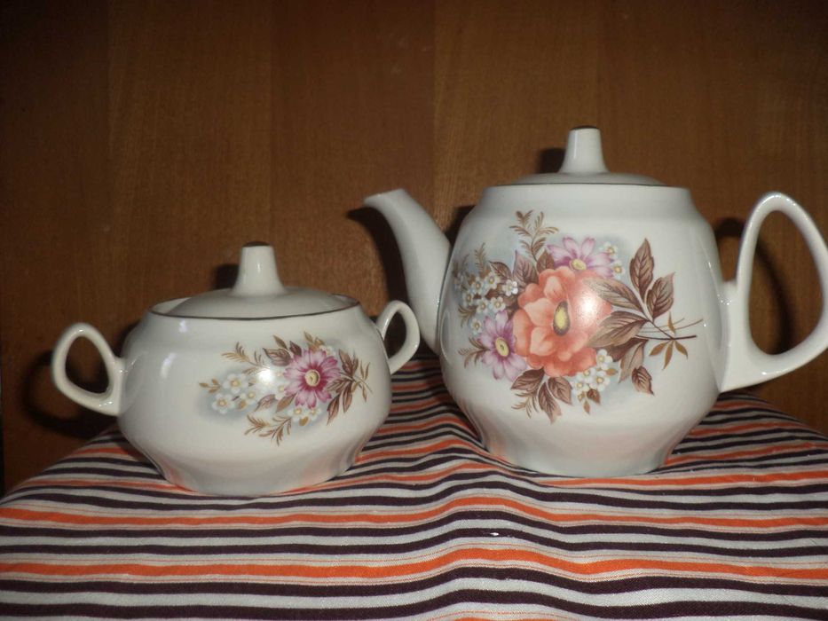 новый чайный сервиз: чайник, тарелки, чашки, блюдца,сахар-ца, не Китай