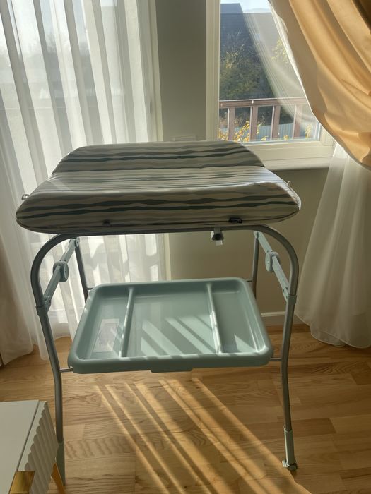 Masa de infasat cu raft de depozitare Chicco