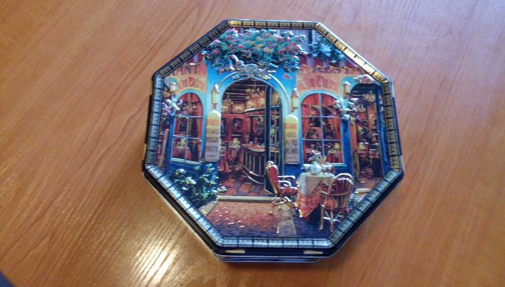 Метална кутия за бисквити  с картини на Виктор Швайко - Viktor Shvaiko