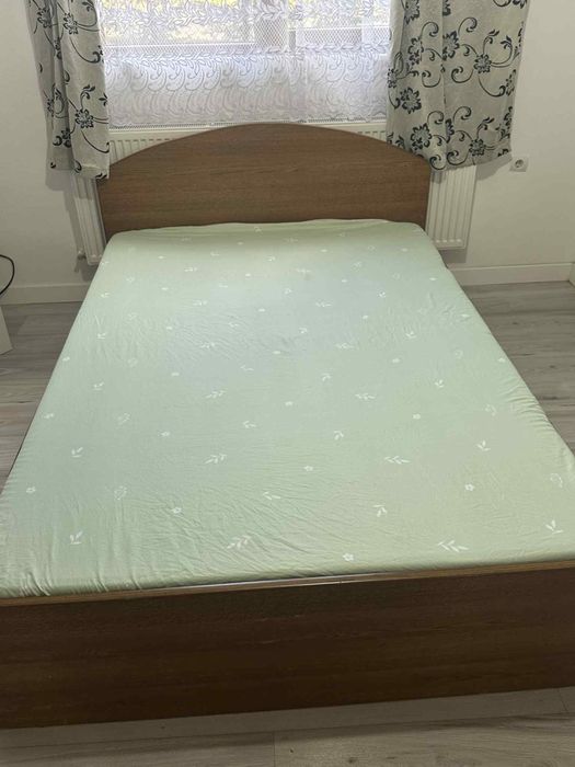 Pat 2 persoane cu saltea – bine întreținut