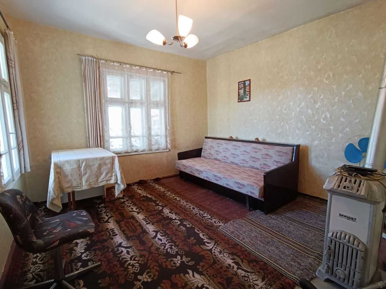 Двуетажна къща в село Върбица