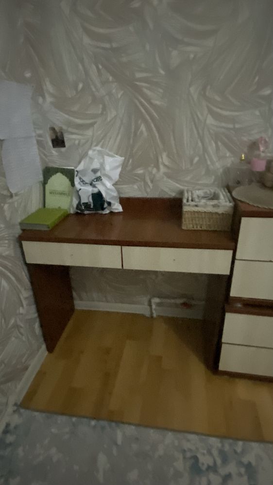 Стол из дерева подойдет для учебы