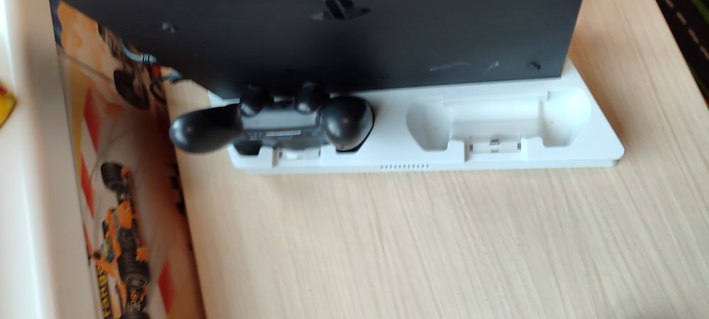 Ps4 pro с два контролера и 6 игри
