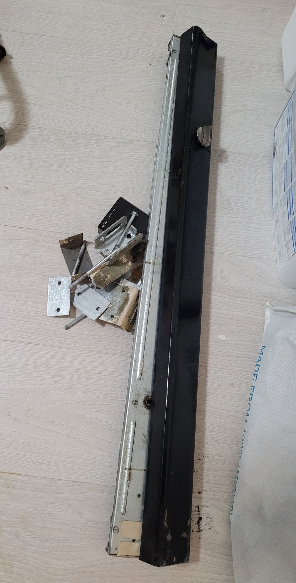 Резе с шишове за врата 80см