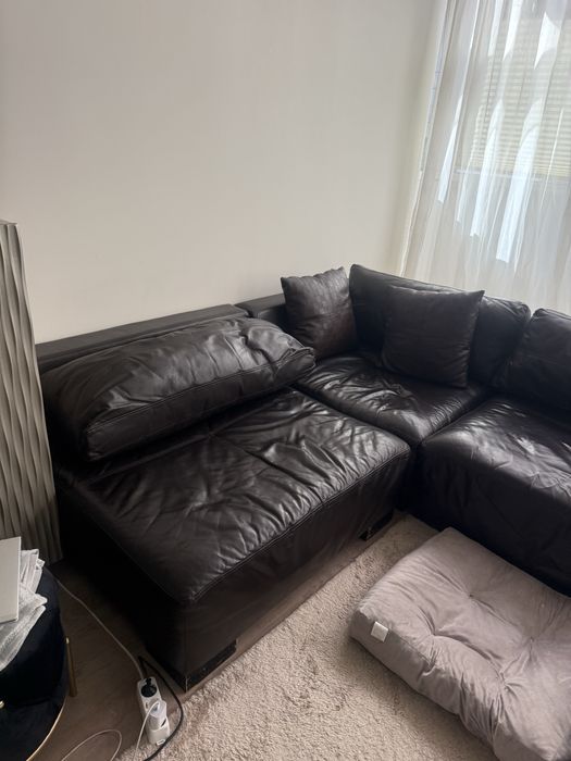 Тъмно кафяв кожен диван