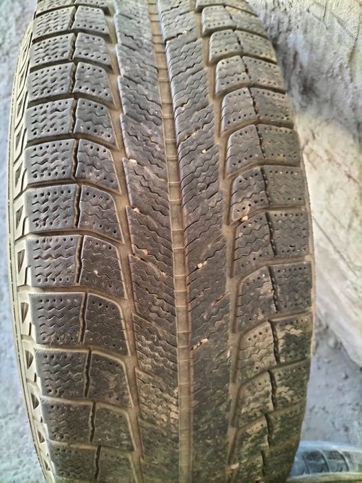 Продам резину зимнее 225/70. R16 состояние хорошее ..