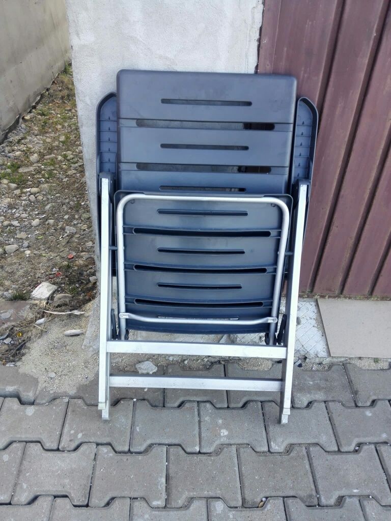 Doua scaune pliabile din plastic dur