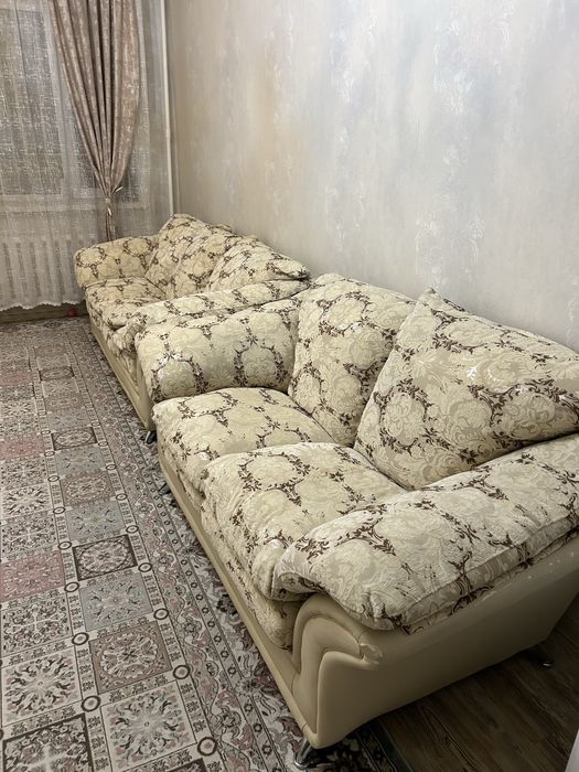 Продаётся два небольших дивана  и одно кресло