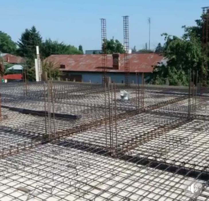 Constructii case la rosu și la gata