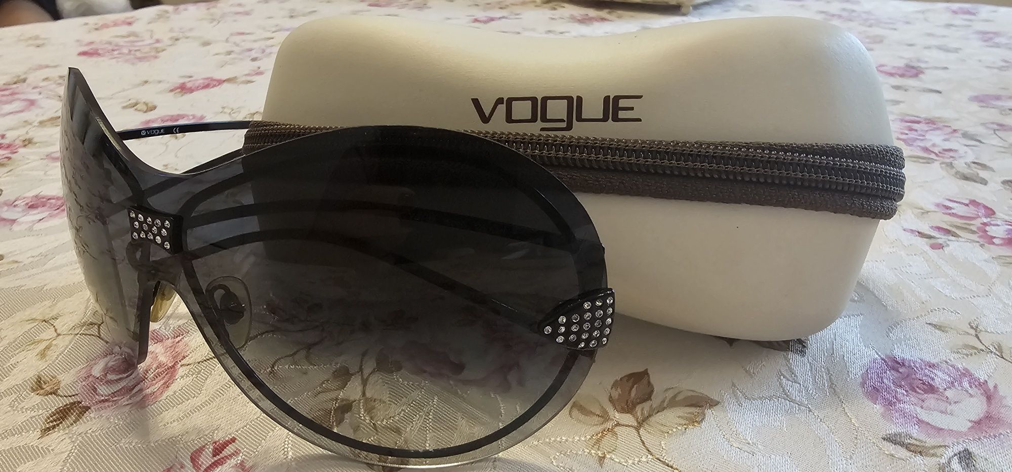 Маркови очила Vogue с кристали
Стилни слънчеви очила от висок клас