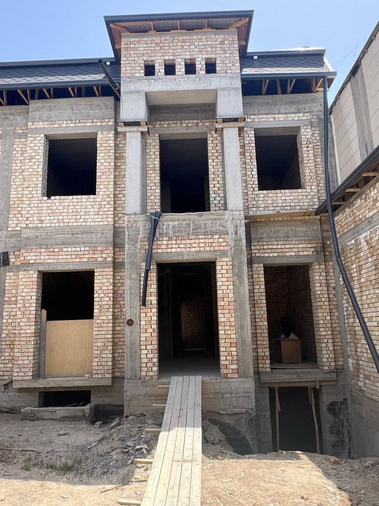 Зенит,Продам свой дом 3 сотки, состаяние коробка