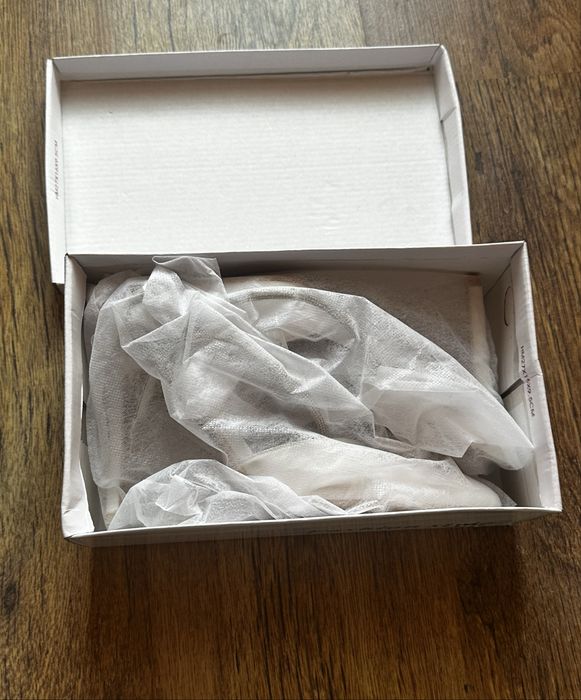 Дамски обувки на ток с камъчета