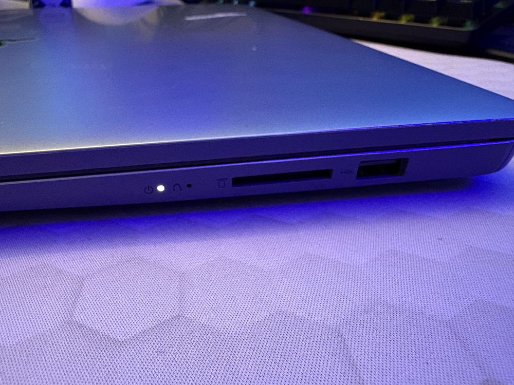 Vand laptop Lenovo Ideapad 1 ryzen 5 7250u cu garantie si accesorii