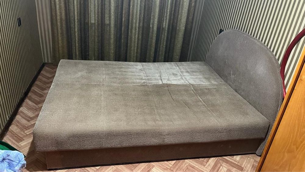 Двуспальная кровать с подъемным механизмом и ящиком для хранения