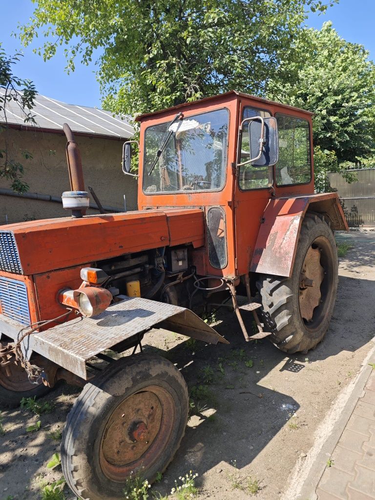 Vând Tractor U650+plug